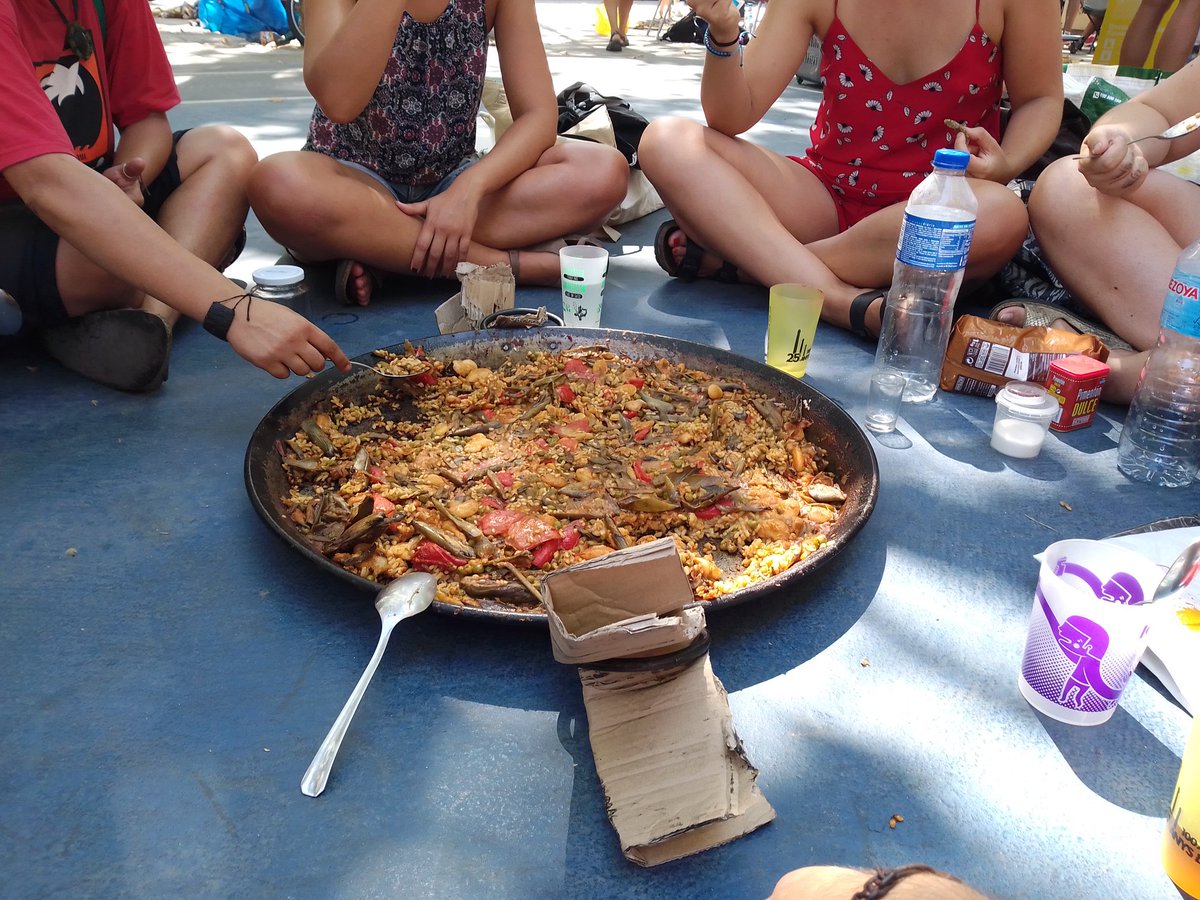 escolabordeta's tweet image. Aquest cap de setmana hem estat a les #FMAS2019 i hem fet triplet! 

Paella, barca i carretó! 🥘🚤🏎️

Visca la Festa Major Alternativa de Sants! Visca el @HabitatgeSants i visca l&apos;Escola Popular! 

#escoletaObarbàrie