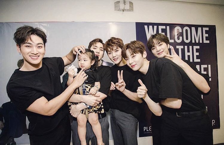 SGmummy1010's tweet photo. Can @MyloveKBS cast @NUESTNEWS  on #슈퍼맨이돌아왔다  pleassssssssssssssse 🙏🏻🙏🏻

We really need #뉴이스트 on The Return of Superman w the kids!!

Look how cuteee #으라차차만수로 ‘s #백호 #강동호 #BAEKHO is with the kid!

The other #NUEST uncles are equally fun too esp #ARON https://t.co/51tAHKTzQ4