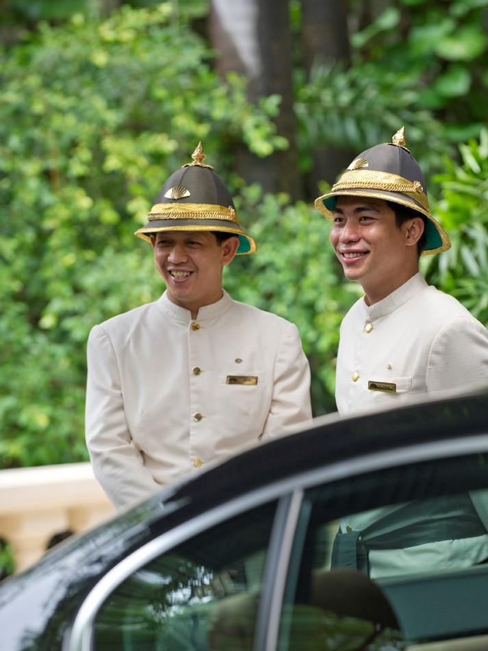 MO_BANGKOK's tweet photo. Always ready to welcome you with a smile... Happy Monday. #Doorman #Welcome #ArrivalExperience https://t.co/8JJy97sAgF