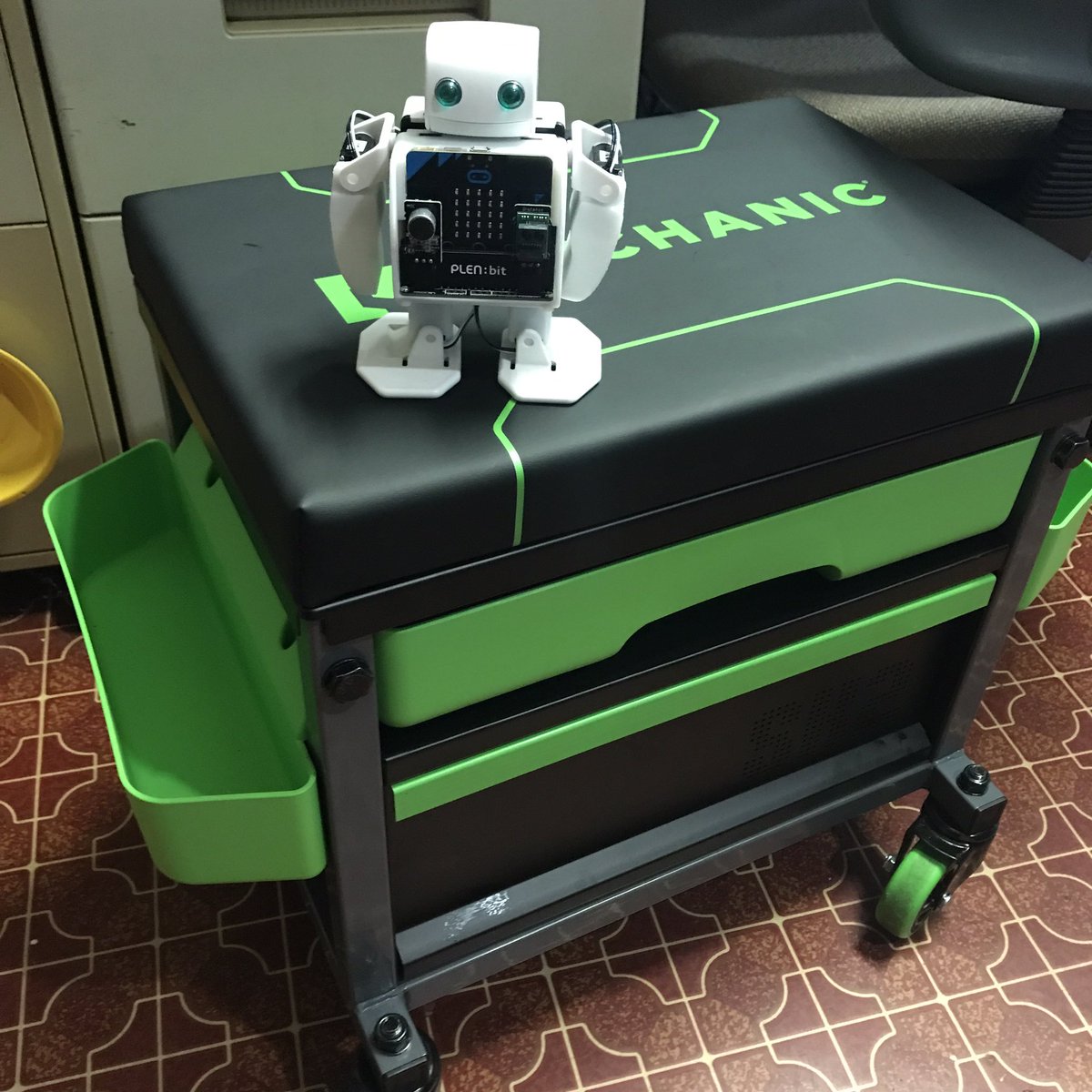 td_service's tweet photo. pi-top色のツールボックス椅子をコストコで発見❣
NVIDIAもこの色使ってますね〜

#pitopceed 
#pitop #pitopv2 #microbit #plenbit #raspberrypi #raspberrypi3 #python #pitopos #raspbian #iot #ai #電子回路 https://t.co/yMwXHpyPoF