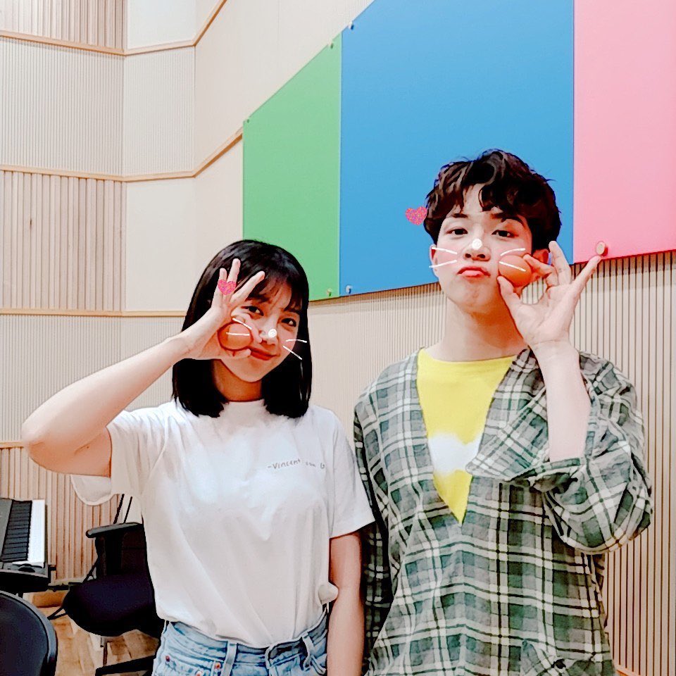 MeungDeveryday's tweet photo. 190821 kbsgayo IG

#鄭恩地的歌謠廣場 #每週星期三 #恩地的工作室
和小雞室長 #會勝 一起
可愛潛力爆發的時間!
今天也正常營業了呦! https://t.co/25wPdSWgzT