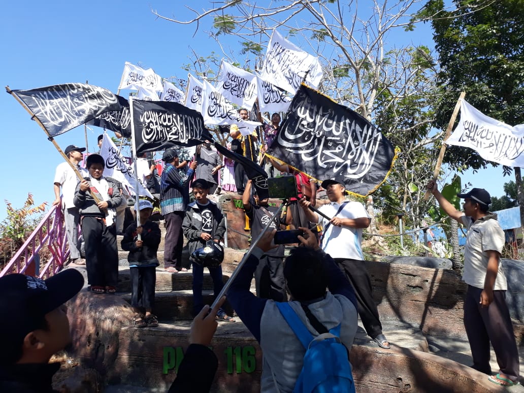 Awan__Hujan's tweet photo. #BenderaTauhidMilikIslam 
#PanjiIslamSimbolPersatuan 
#MuharramBertauhid 
#ParadeTauhidPawaiMuharram 
#UmatIslamBersatulah https://t.co/ae29rvtWas