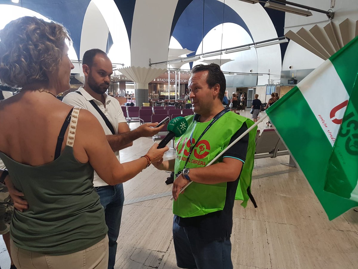 USOAndalucia's tweet photo. Nuestro compañero de @usoryanair Jose Gallardo informa en el aeropuerto de #Sevilla sobre el transcurso de la #HuelgaRyanair y nuestros motivos para convocarla: #ContraDespidosRyanair #CierreBasesNO https://t.co/v9mlNa1H3N