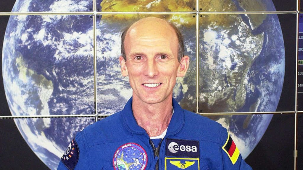 HorizonsIss's tweet photo. 2. September 1953 Gerhard Thiele ist in Heidenheim geboren.
Er flog mit dem Space-Shuttle #STS99 ins All.
Die Mission STS-99 dauerte vom 11. Februar 2000 bis 22. Feb. 2000. Ziel der #Shuttle Mission war eine Höhenkartierung der Erdoberfläche zu machen.
Happy Birthday Gerhard 🍾 https://t.co/ZUqhwwYahN