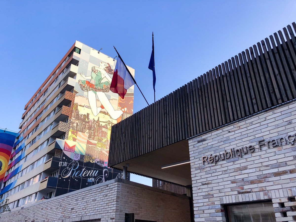 Anne_Hidalgo's tweet photo. Depuis la toute nouvelle école rue Jeanne d’Arc à #Paris13, avec mon adjoint @pbloche, @jerome_coumet et au nom de toute mon équipe, je souhaite une très belle rentrée aux 270.000 petites Parisiennes et petits Parisiens qui reprennent ce lundi le chemin de l’école ! #rentree2019 https://t.co/JskT4SYBzh