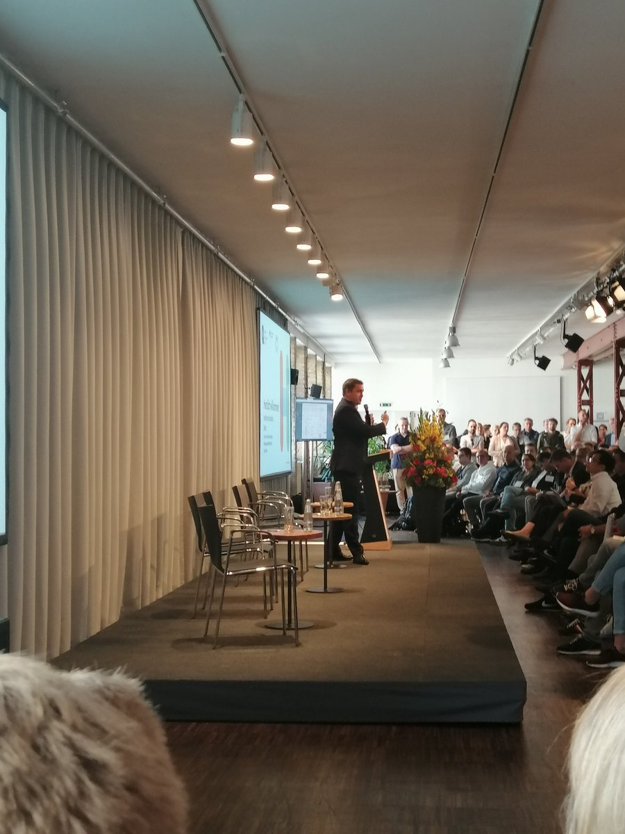 Der <a href="/hlthhack/">DER Healthcare Hackathon</a> in Berlin wird in diesen Momenten eröffnet. <a href="/_GLudewig/">Gottfried Ludewig</a> spricht eingangs über die hohe Priorität der Digitalisierung und deren großen Chancen.