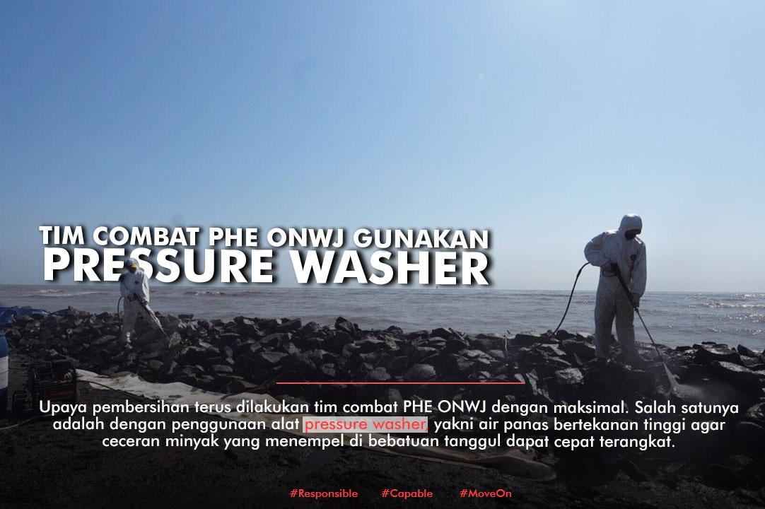 pertamina's tweet photo. Tim Combat PHE ONWJ melakukan pembersihan bebatuan tanggul di pesisir Pantai Pisangan, Karawang, dengan Pressure Washer. Merupakan alat yang berisi air panas agar ceceran minyak yang menempel di bebatuan dapat cepat terangkat

https://t.co/OhOt2JyA95

#MoveOn https://t.co/49zIuAFfPd