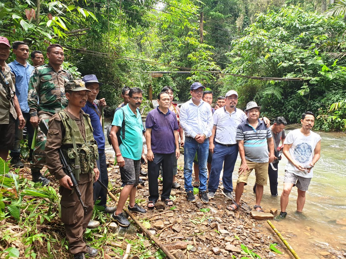 wangsu_d's tweet photo. In the quest to quench thirst of Kanubari, i along with CE Tomo Basar led PHED team recently visited confluence of Teno and Hum-Sim between Banfera and Longhua.
Heat and long track didn’t deter the team from marching down the steep hills only to locate water source. https://t.co/6GACpbCRFa