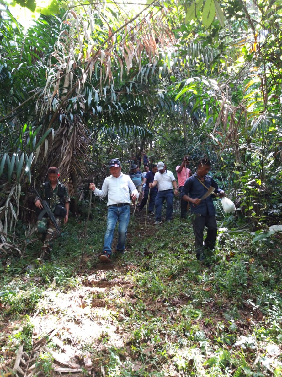 wangsu_d's tweet photo. In the quest to quench thirst of Kanubari, i along with CE Tomo Basar led PHED team recently visited confluence of Teno and Hum-Sim between Banfera and Longhua.
Heat and long track didn’t deter the team from marching down the steep hills only to locate water source. https://t.co/6GACpbCRFa