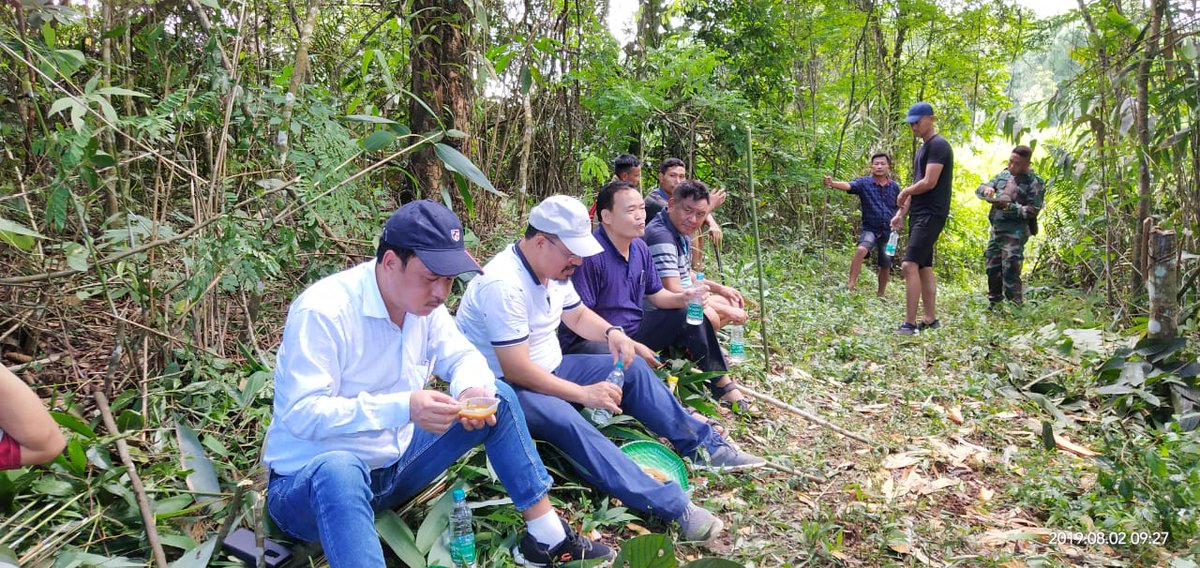wangsu_d's tweet photo. In the quest to quench thirst of Kanubari, i along with CE Tomo Basar led PHED team recently visited confluence of Teno and Hum-Sim between Banfera and Longhua.
Heat and long track didn’t deter the team from marching down the steep hills only to locate water source. https://t.co/6GACpbCRFa