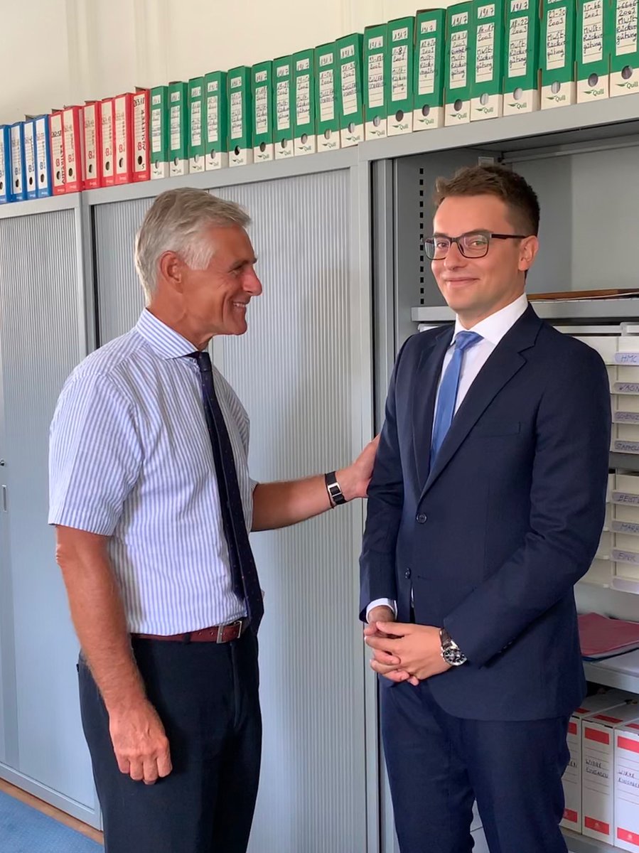 LinhartBMEIA's tweet image. Jour de #rentrée dans toute la France, chez nous à l’Ambassade avec un nouveau #stagiaire: bienvenue David #Hirner!