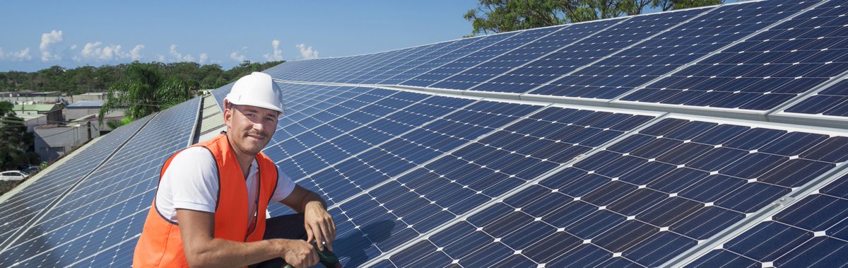 I siste utgave av bladet Elsikkerhet, nummer 91, slår DSB fast at det skal være en registrert elektroinstallatør som skal være ansvarlig for den elektriske installasjonen i et solcelleanlegg #solceller nelfo.no/Bibliotek/Nyhe…