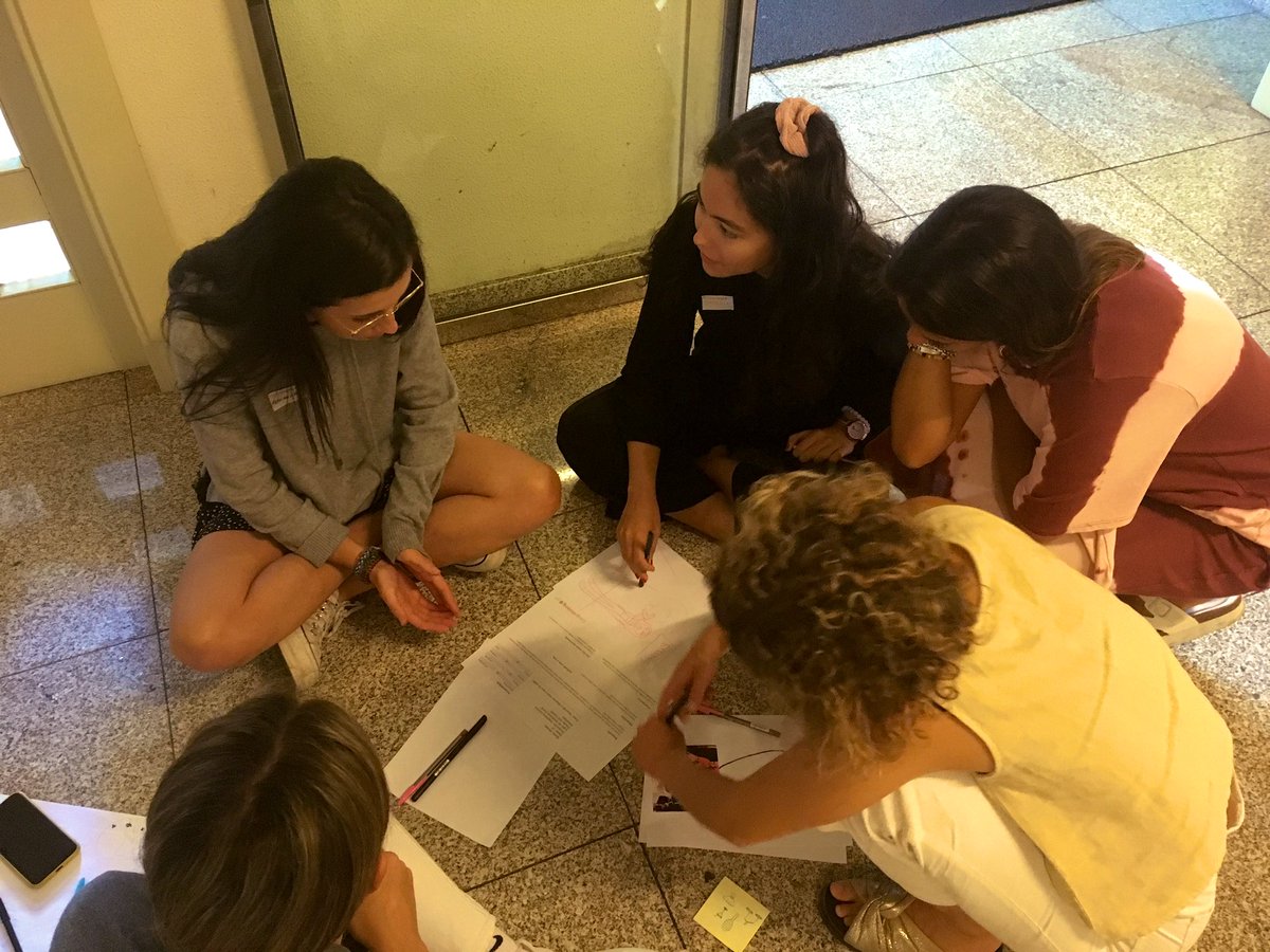 Dthinkingal's tweet photo. Traballando a #creatividade cos alumnos e alumnas da @UniversidadeUSC #DesignThinking #cursoDesignThinking https://t.co/BXHSo1omqM