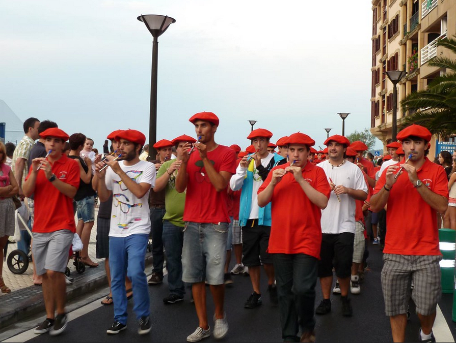 GoraGazteak's tweet photo. Hoy comienzan los ensayos de Gora Gazteak. 
Recordar a las 19:45 para apuntarnos y a las 20:00 salimos desde la comandancia.

Gora Gazteak konpainiako entseguak gaur hasten dira. Gogoratu, 20:00tan betiko tokian, ordu laurden bat lehenago izena emateko. https://t.co/2UdKqSSVR0