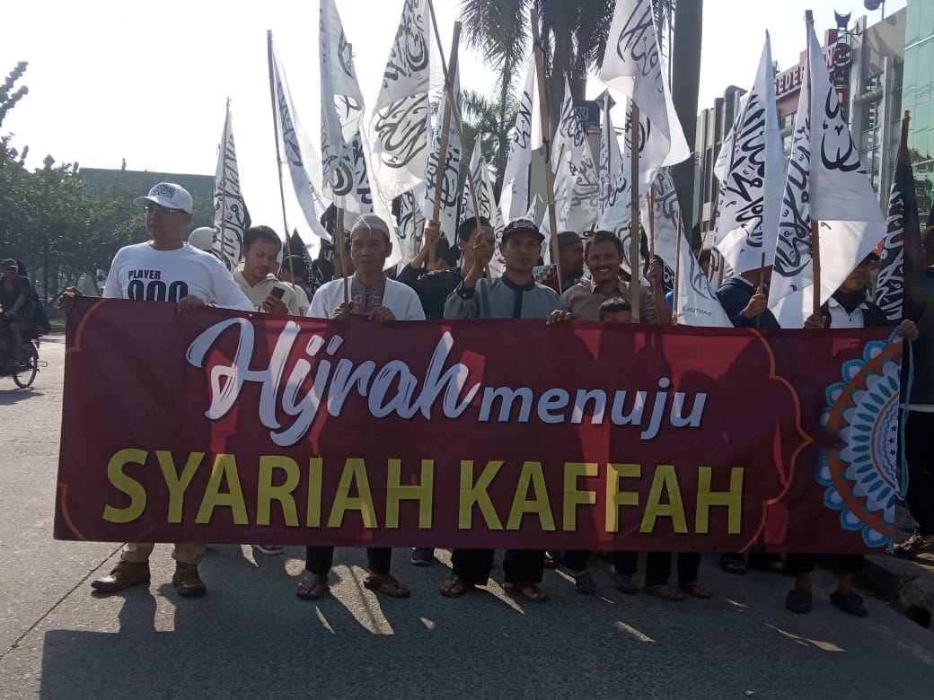 FatihSalim4's tweet photo. Hari ini (31/08/19) yang merajai trading topic di tweeter dunia justru dukungan dunia akan Islam kaffah dan khilafah. #MuharramBertauhid . #BenderaTauhidMilikIslam #UmatIslamBersatulah
#F199 RT @SatuCianjurID https://t.co/Ehrhs1bETD
