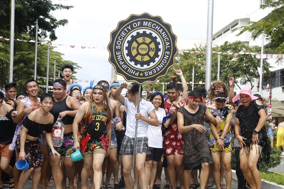 holyangel1933's tweet photo. EARLIER: As a yearly tradition, male students of the School of Engineering and Architecture (SEA) paraded along the campus dressed as females, as part of the SEA College Days 2019. #SEACollegeDays2019 https://t.co/52f981o4mO