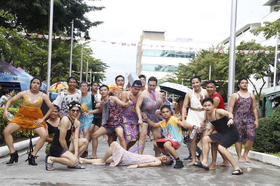 holyangel1933's tweet photo. EARLIER: As a yearly tradition, male students of the School of Engineering and Architecture (SEA) paraded along the campus dressed as females, as part of the SEA College Days 2019. #SEACollegeDays2019 https://t.co/52f981o4mO