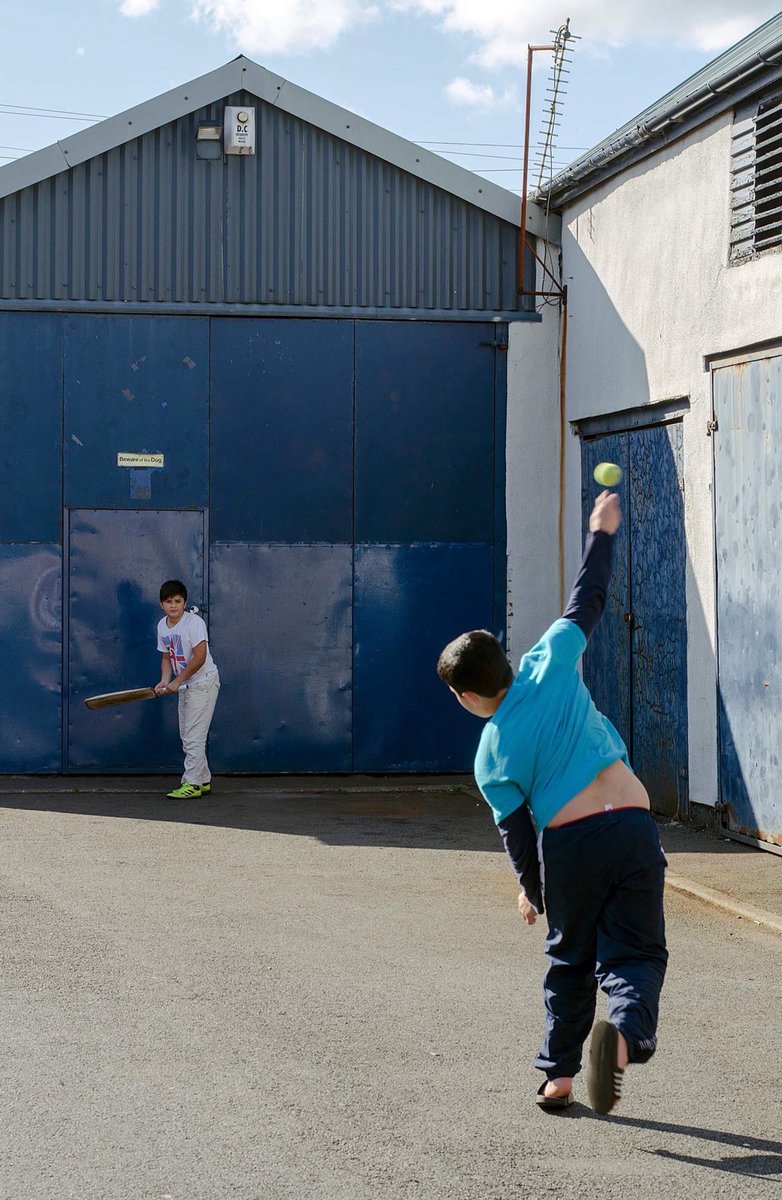 JoeGudgeonPhoto's tweet photo. Garage doors for wickets.
@Gillylancs @SirWilliamD @CharlesQuick @chakrabortty @BBCLancsCricket @JJRadioRadio @NorthernNarrat2 @blogpreston @leponline @JoeGudgeonPhoto @lancscricket #photographer #photography #streetphotography #cricket #lensculture #realstreets #northern https://t.co/C80H7FMtWh
