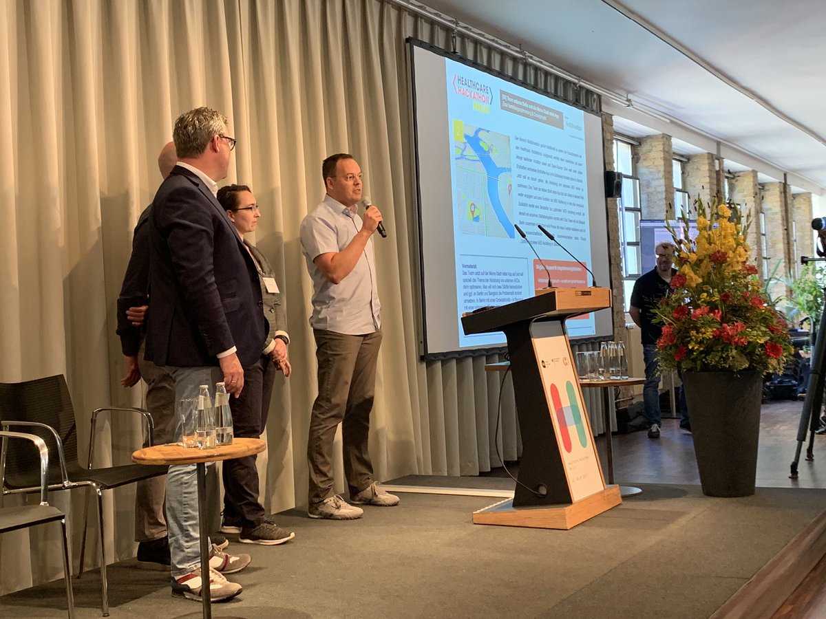 MSrettet's tweet image. Weiterentwicklung unserer #ErsthelferApp beim @hlthhack #healthhack19 - mobile AEDs/Defis sollen zukünftig simuliert und bestmöglich platziert werden, bspw. in Taxis etc., um Strukturlücken bei fixen AEDs zu schließen!