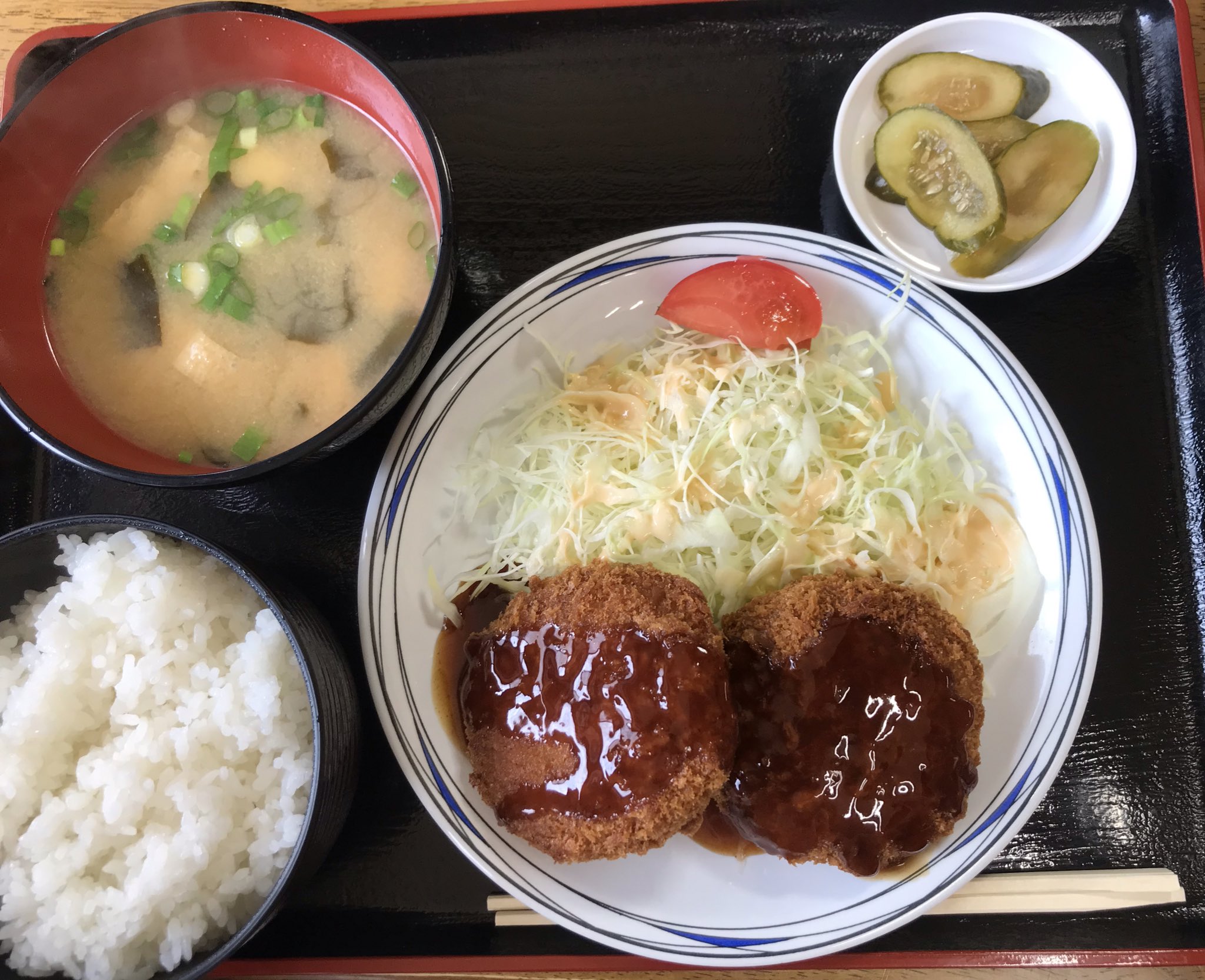 秋葉のぞみ 芸能人御用達の 初雪食堂 さんで ランチ 写真じゃ伝わらないかもだけど 凄いボリューム 牛肉ﾒﾝﾁｶﾂ定食900円 カレーラーメンも凄く美味しそうでした 店員さんの接客も素敵で 後半ロケも頑張れる 近江八幡グルメ おすすめ