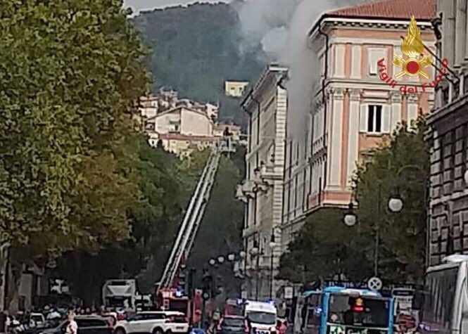 vigilidelfuoco's tweet image. #2set #Trieste 10:00, in fiamme un appartamento al 4º piano di un edificio nel centro della città. Stabile evacuato, quattro squadre di #vigilidelfuoco al lavoro per spegnere l’#incendio