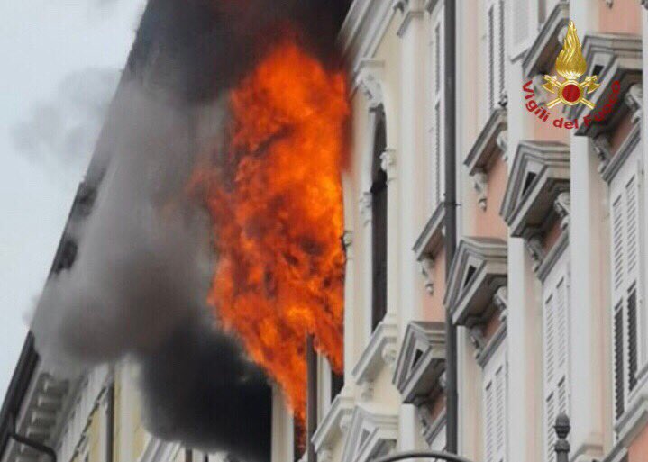 vigilidelfuoco's tweet image. #2set #Trieste 10:00, in fiamme un appartamento al 4º piano di un edificio nel centro della città. Stabile evacuato, quattro squadre di #vigilidelfuoco al lavoro per spegnere l’#incendio