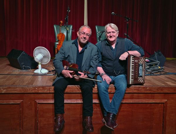 queens_hall's tweet photo. The trad legends that are @PhilandAly are on QH stage Sat 28 Sept. Expect great music and not so great jokes! Tickets https://t.co/FqFROPVk83 https://t.co/JZRD9fBih1