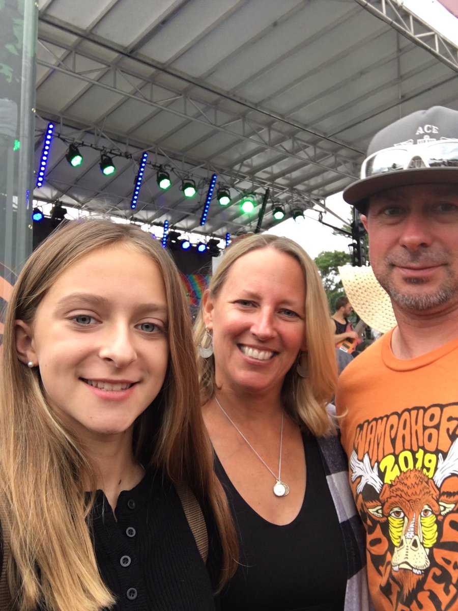 Hugging my mom <a href="/ADKMusicFest/">Adirondack Independence Music Festival</a> 💚#Gubbulidis 💜