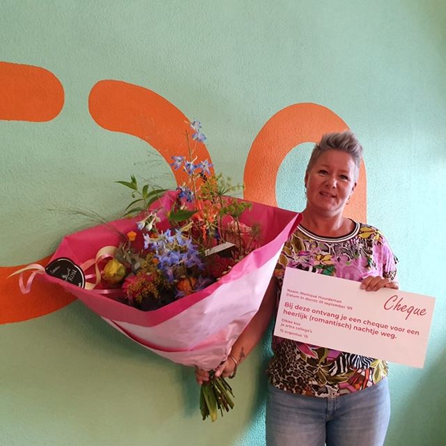 Wij vieren een feestje want collega Monique is 10 jaar in dienst. 🎉Wat een mijlpaal! We zijn nog elke dag blij dat je er bent. Op naar de volgende 10 jaar Monique! 
#10jaarindienst #collega #teamartra #jubileum #feestje #mijlpaal