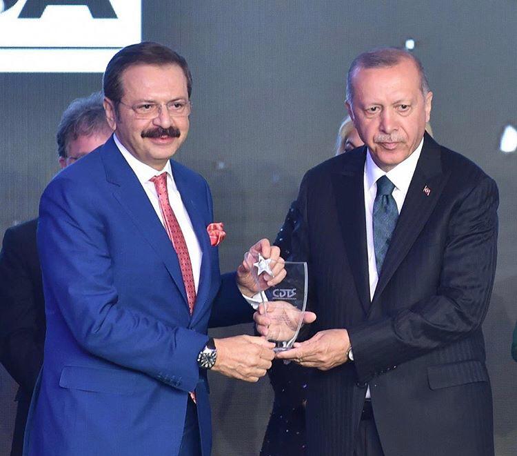 SuleymanKozuva's tweet photo. Radyo, Televizyon Gazetecileri Derneği 2018 yılı Medya Oscarları ödülüne layık görülen ve ödülünü Cumhurbaşkanımız Sayın @rterdogan ın elinden alan Türkiye Odalar ve Borsalar Birliği (TOBB) Başkanımız Sayın @rhisarciklioglu nu tebrik ederim.
#tobb #rtgd https://t.co/x13QUKJEA7