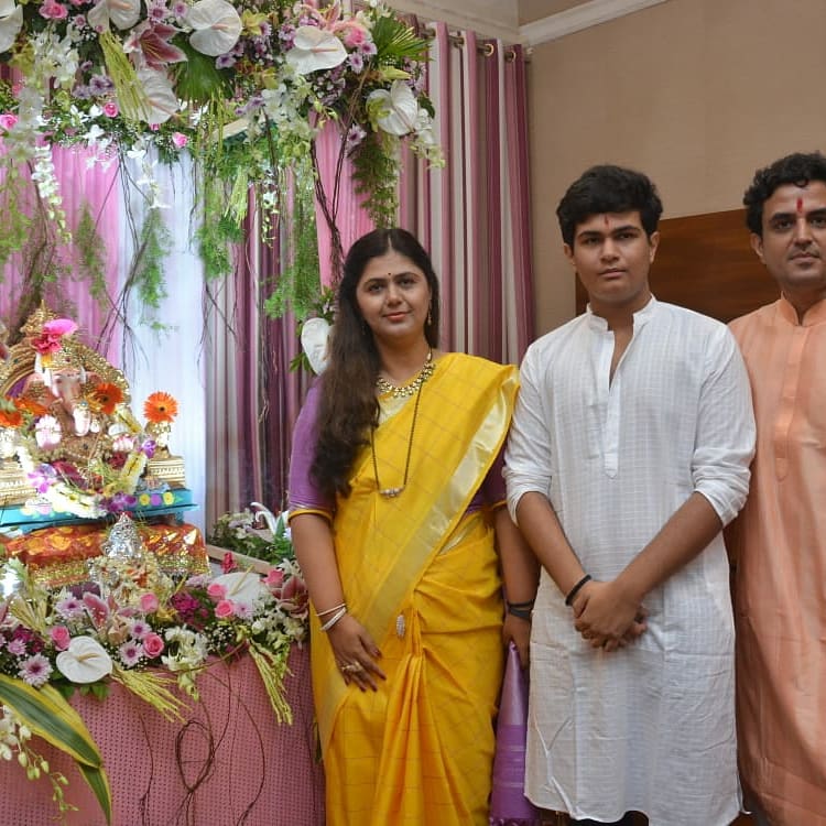 Pankajamunde's tweet photo. आज गणपती बाप्पाची मनोभावे पूजा करून मराठवाड्यात अजूनही पावसाने पाठ फिरवली आहे, किमान परतीचा मान्सून मराठवाड्यात सक्रिय होऊन चांगला पाऊस पडून पिक-पाण्याने बळीराजा सुखी समाधानी होवो  ही प्रार्थना केली. #GanpatiBappaMorya #GaneshChaturthi https://t.co/LGHNhrJPQm