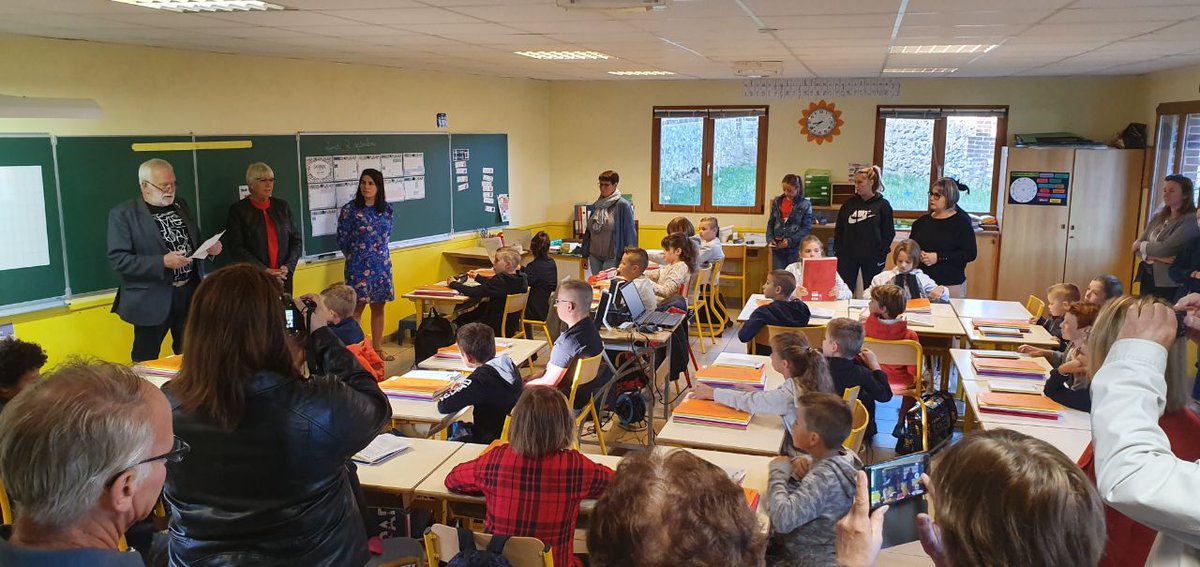 claireopetit's tweet photo. Rentrée des classes à #Flipou. 
Merci à Monsieur le maire pour le bouquet de fleurs qu'il m'a offert. Je tenais à être présente dans cette école magnifique, sauvée de haute lutte. https://t.co/kTgy8puu5o