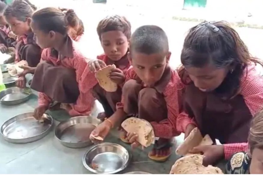newslaundry's tweet photo. FIR against journalist for video showing students in Mirzapur eating chapati and salt as #MidDayMeal.

#NLShorts
https://t.co/Djux1jq3Kv https://t.co/lXiNVCjx26