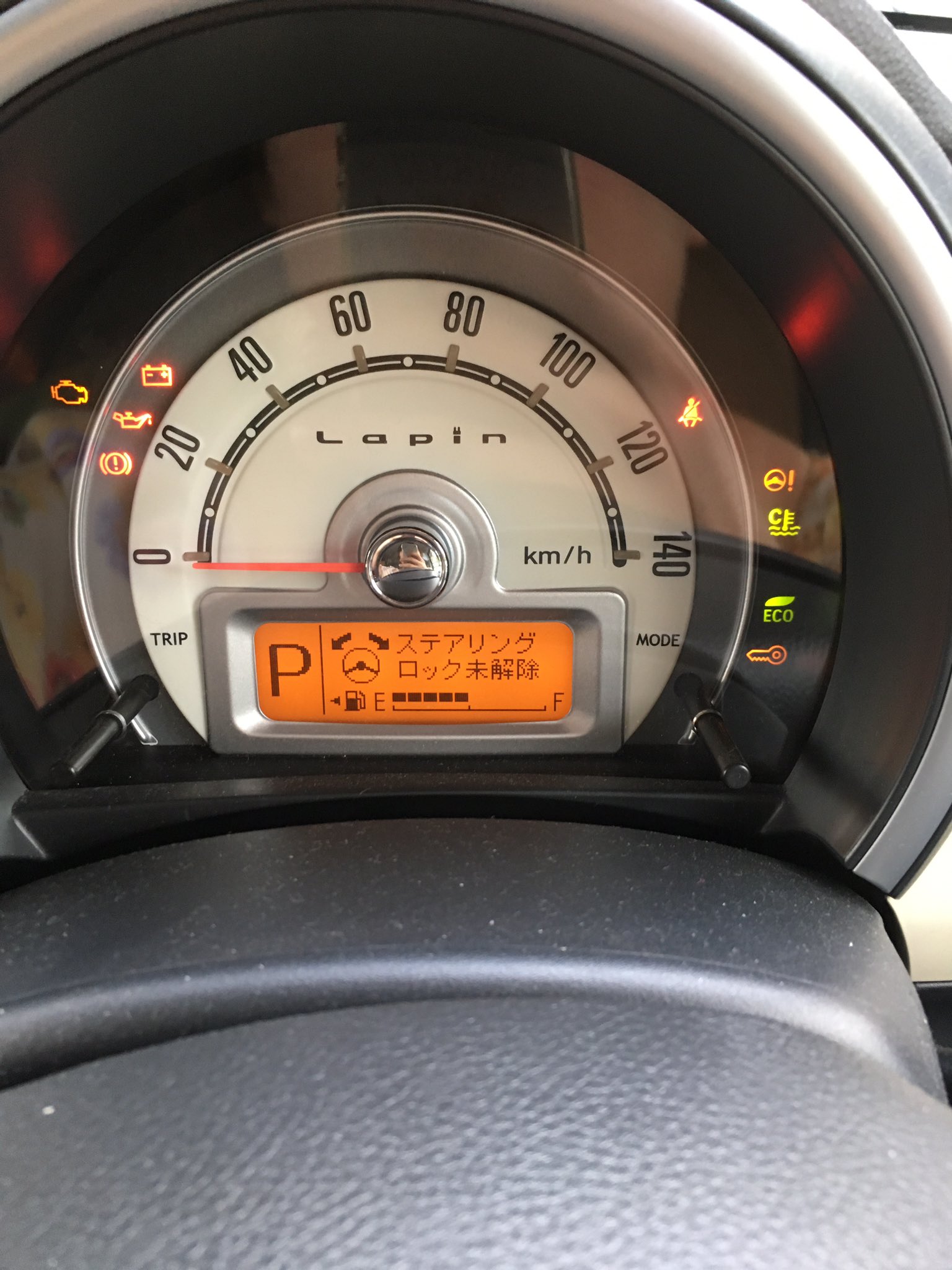 たえみ ステアリングロック ハンドル左右に振っても解除できないしエンジンかからないし涙 実家に来てるのだが 旦那がバッテリー交換しに1時間かけて来てくれる事に それで復活するといいけど ﾉ W ﾉ 中古車だからなの 無事走れるようになります