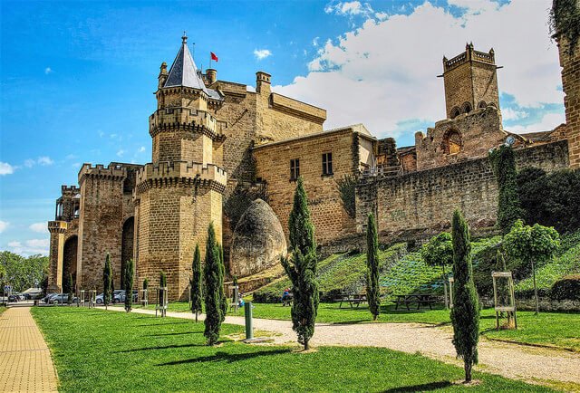 SelectaHotels's tweet photo. Hay pueblos medievales extraordinariamente bien conservados a lo largo y ancho del país. Aprovecha para descubrirlos con los más pequeños de la casa ☺️
https://t.co/YQ5oUCXWKK https://t.co/85Hqwmhfrl