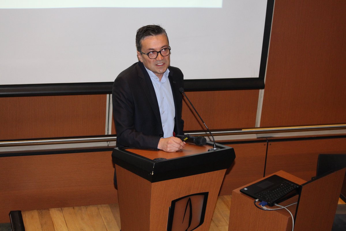 inguniandes's tweet photo. "En el gremio hay sobreoferta de tecnólogos y requerimos profesionales con dominio de los principios de la tecnología y con discernimiento para utilizarlos para solucionar problemas", Alejandro Salamanca de @Asesoftware_ #ForosISIS #TalentoTI @Uniandes https://t.co/oRlUbkjH6E