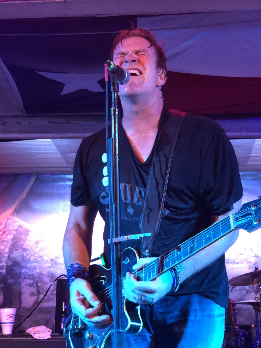 bigdock's tweet image. Hot, sweaty and AWESOME! Best place to see @JackIngram is at @GrueneHallTX! #jackingram #CountryMusic #gruenehall