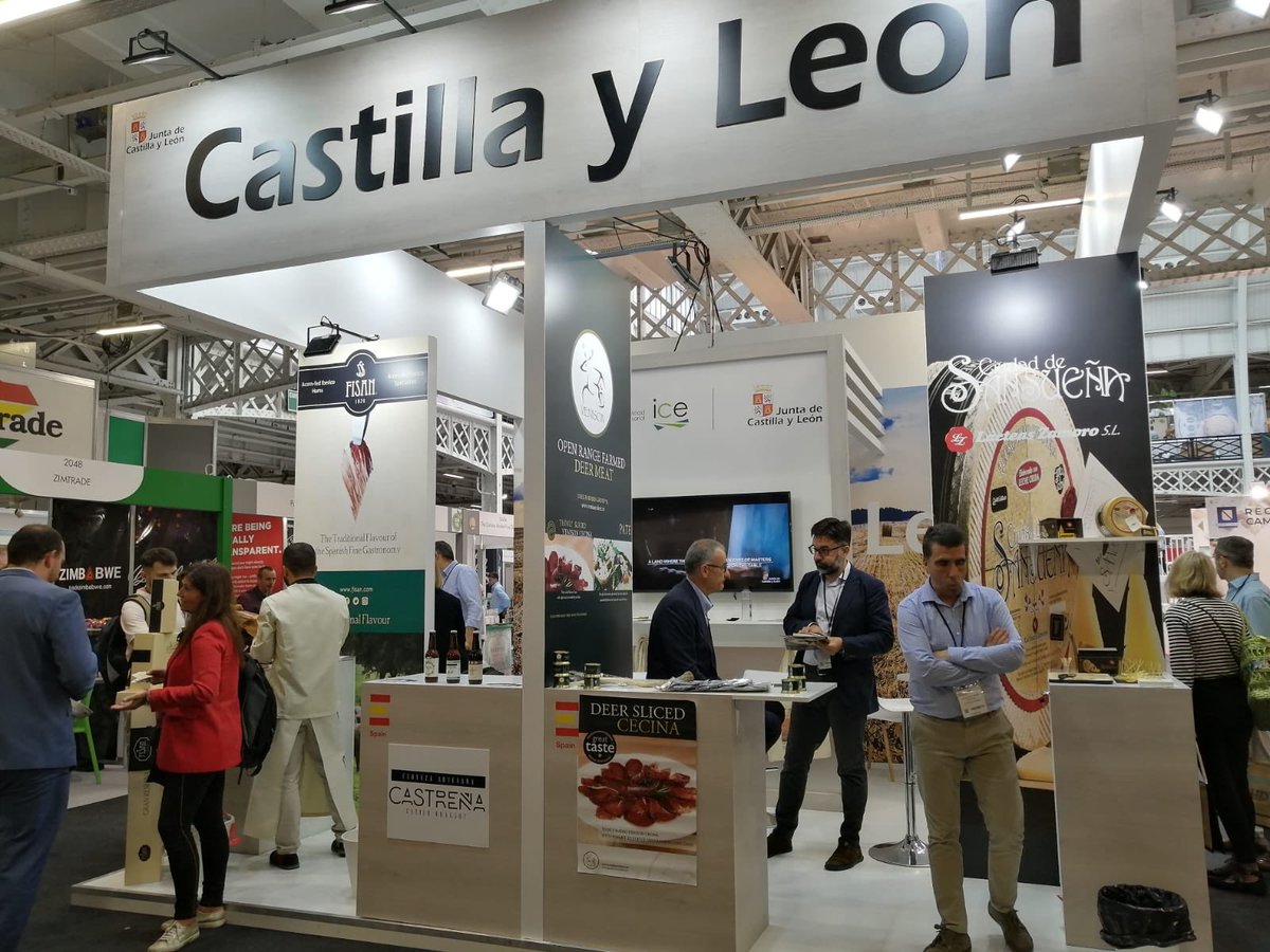 AgriculturaUK's tweet photo. Lovely day visiting Spanish food and drink producers at @olympia_london. Thank you @esFIAB for organising it! https://t.co/AHnuJrn7H7