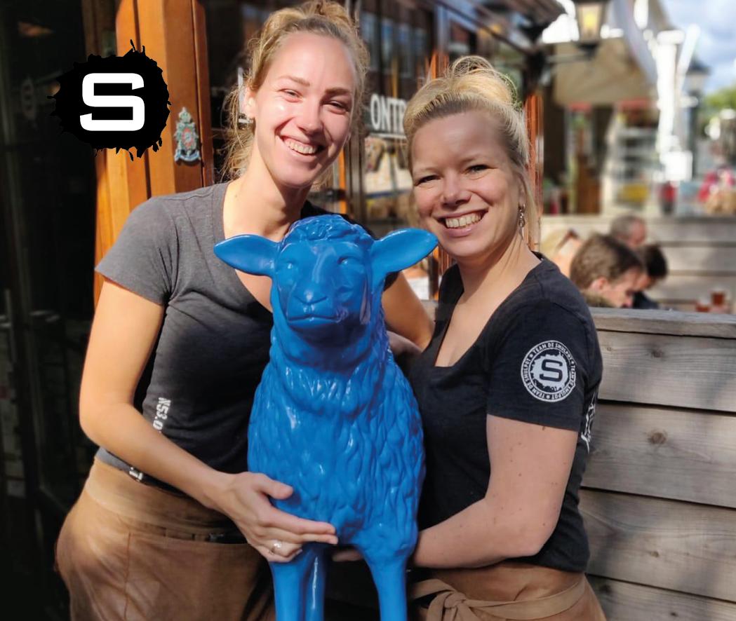 Smulpotlife's tweet photo. Ook de Smulpot doet mee met schapenknuffelen. 🐑 De meiden blijven maar mekkeren 😉 De #BARHAP staat vandaag geheel in het teken van Schapenfokdag. Bij je lamsspareribs of schapenkaassalade krijg je een verrukkelijk schapentoetje toe. 🤤 https://t.co/MCeyXv3ROg