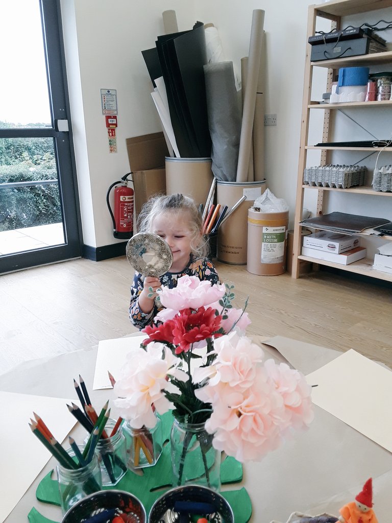 AshbridgeMaxy's tweet photo. Little people in the Artilier have arranged an inviting drawing table for Foxes. "I can see my sparkly teeth in the mirror" " I have drawn my eyebrows" #allaboutme #understandingfeelings #eytalking @NDNAtalk #newbeginnings #workingingroups. https://t.co/fnULeMfh1H
