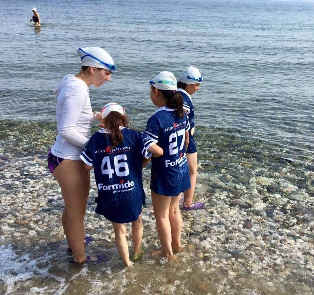 accretos's tweet photo. In #KampMoria, #Lesbos, een van de grootste #vluchtelingenkampen in #Europa zijn een deel van de oude shirts uitgedeeld aan #hardloopgroep #zwemgroep voor meisjes/vrouwen. 🤗 #samenwerken🤝👍
https://t.co/ZJiM7EdzNn https://t.co/OwJeCwKZXn