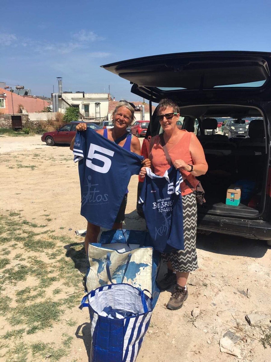accretos's tweet photo. In #KampMoria, #Lesbos, een van de grootste #vluchtelingenkampen in #Europa zijn een deel van de oude shirts uitgedeeld aan #hardloopgroep #zwemgroep voor meisjes/vrouwen. 🤗 #samenwerken🤝👍
https://t.co/ZJiM7EdzNn https://t.co/OwJeCwKZXn