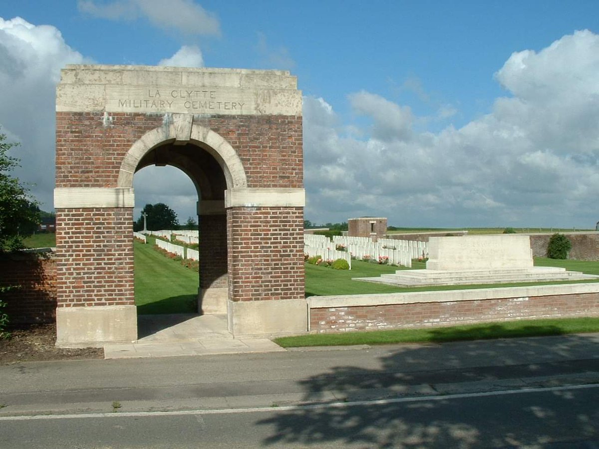 SarahCamerlynck's tweet photo. Komende zondag nog geen plannen?
Kom dan op #OMD2019 af naar @CWGC La Clytte Military Cemetery, waar je niet alleen onze ambachtsmannen aan het werk zult zien, maar ook zelf de beitel in de hand zal kunnen nemen om te graveren.

⌚️8 september 10:00 - 17:00
Demo's vanaf 11:00 https://t.co/3s8uLFet3c