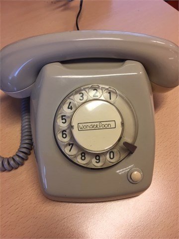 Topaz_zorg's tweet photo. Sinds vandaag is Topaz #Overrhyn trotse bezitter van een #wonderfoon! Deze oude telefoon is omgebouwd tot een mini-jukebox. De bewoners kiezen een nummer van 0 tot 9 en vervolgens speelt de telefoon een liedje van vroeger af. #Nostalgie ten top! #hetheleleventelt https://t.co/tyFuzWWcQ8