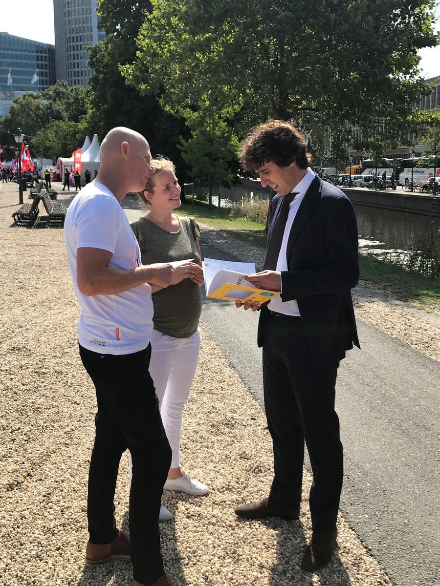 opvoedtakel's tweet photo. Jesse klaver neemt het Boek Opvoedtakel in ontvangst tijdens de stakingsdag Jeugdzorg. Hij is enthousiast! Je kan het boek aanschaffen tijdens de staking maar ook via https://t.co/Zr1x49fLkS @jesseklaver #jeugdzorg #positief #opvoeden https://t.co/26njJE6o6h