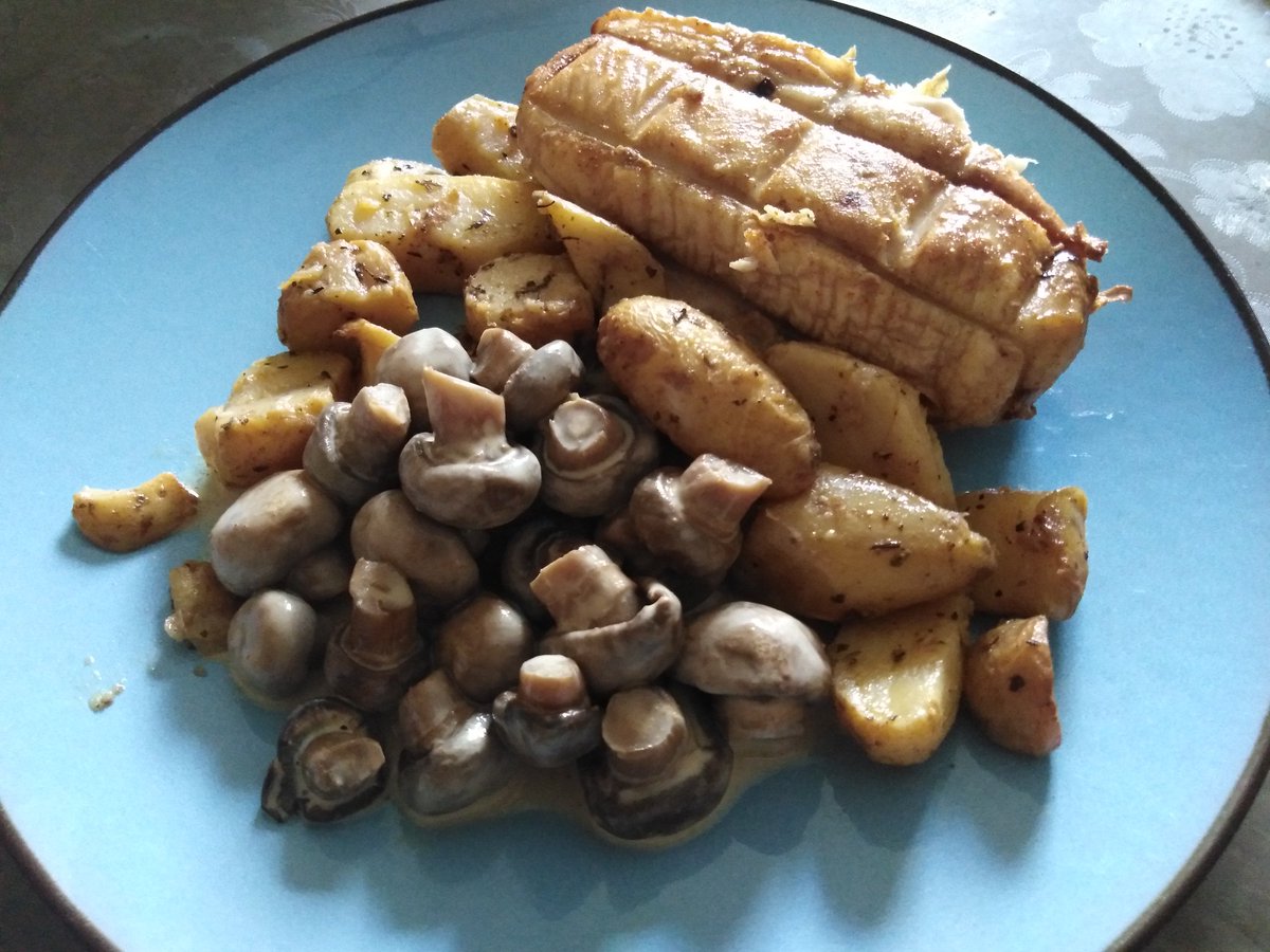 LCouverts's tweet photo. Poulet rôti, pommes de terre rissolées aux herbes, champignons à la crème.

#recette #repas #poulet #champignon #cuisine #facile https://t.co/hFUY3xiEsO