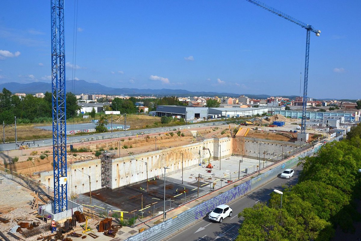 ClinicaGirona's tweet photo. El perímetre i les obres de la nova Clínica Girona des de la vista privilegiada del balcó d’uns veïns, que molt amablement ens van permetre accedir per poder fer la foto. Moltes gràcies! Segueix l'estat de les obres de la nova @ClinicaGirona al web: 
https://t.co/daDuM3VFpy https://t.co/I9hMnCm2xI