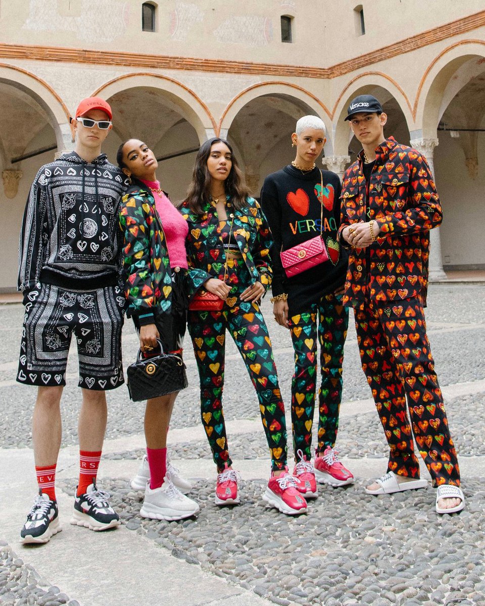 Versace's tweet photo. New Yorkers make their way through Milan, following Chief Creative Officer Donatella Versace’s must-see list, wearing printed looks and #VersaceChainReaction sneakers.
Discover #VersacePreFall19: https://t.co/S8X7tetgr3 https://t.co/WYbr1ZmFUn