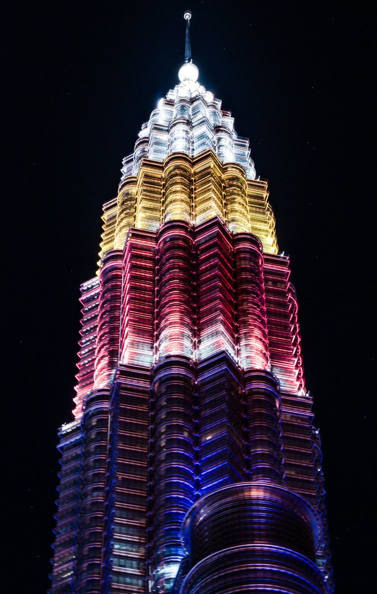 mukrizmahader's tweet photo. Blue symbolises unity that forms the strongest foundation in building this country. That’s why it makes up most of the Twin Tower 🙌🏻
#ColoursOfMalaysia🇲🇾 #Merdeka62 #MalaysiaKU #MaknaMerdeka https://t.co/wZKYMxIeb9