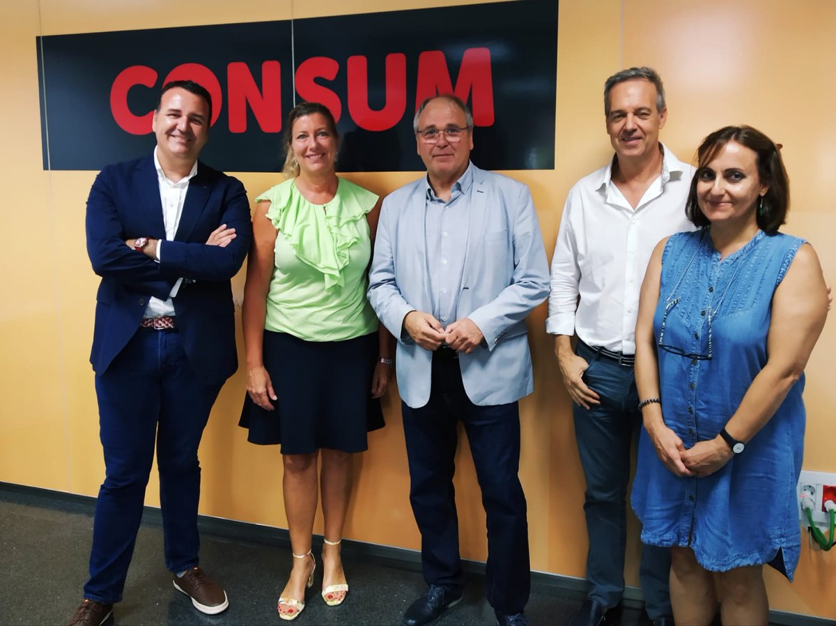 IBConsum's tweet photo. Avui s'ha incorporat Félix Alonso com a nou DG de Consum. 
Xisco Dalmau li ha donat el relleu. 
Objectiu immediat: treure endavant la nova Llei de protecció dels consumidors. #ConsumAlTeuCostat https://t.co/XDXqbmc2u0